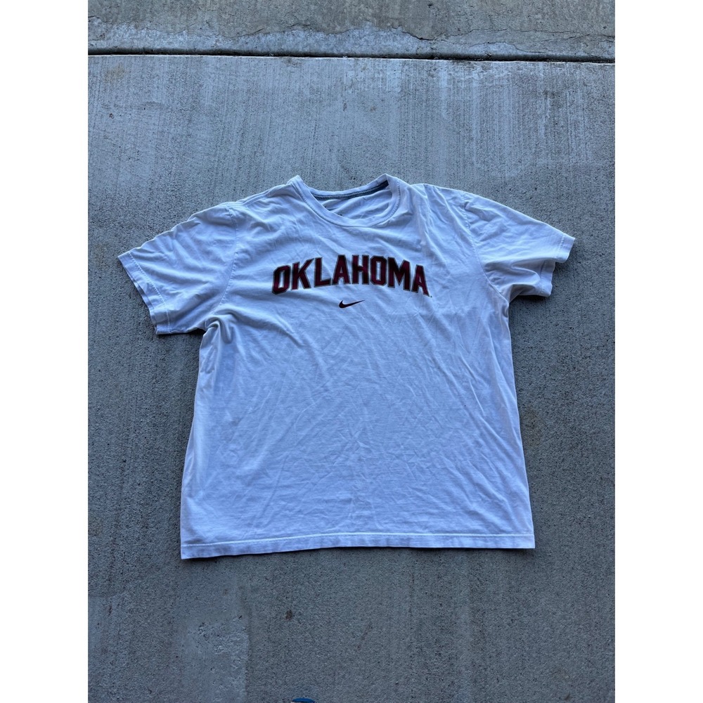 Nike Oklahoma Sooners Mens XXL White Graphic T-Shirt OU NCAA Regular Fit Cotton